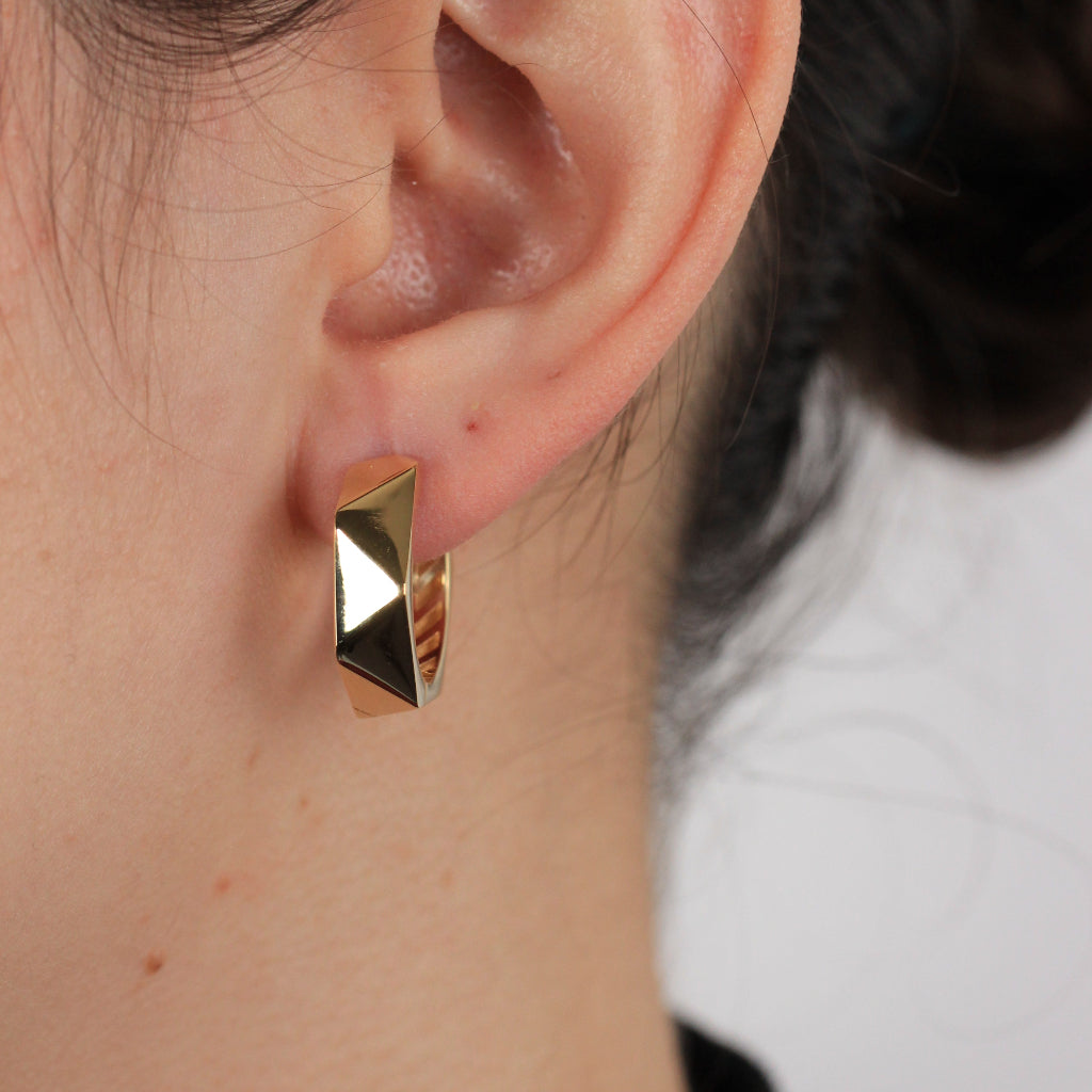 Pendientes de aro en oro amarillo de 18 quilates facetados triangularmente.