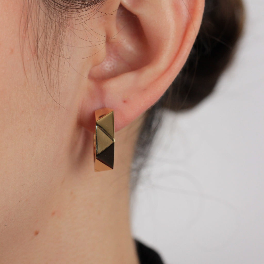 Pendientes de aro en oro amarillo de 18 quilates facetados triangularmente.