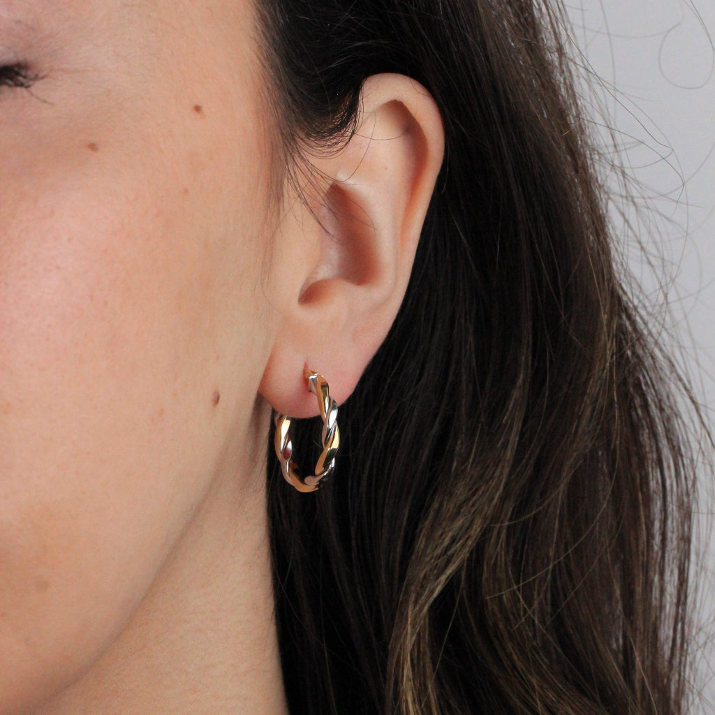 Pendientes de aro en oro blanco y amarillo de 18 quilates. El aro de doble tubo trenzado.