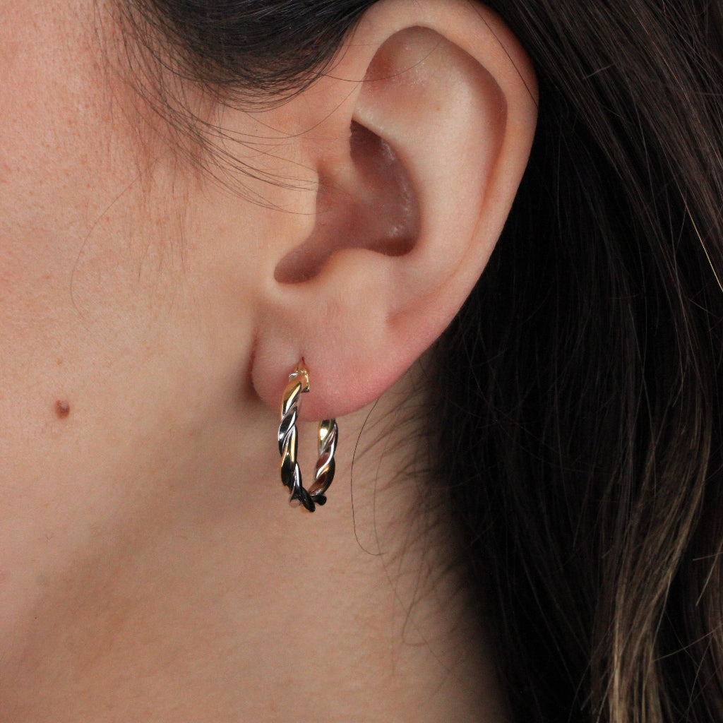 Pendientes de aro en oro blanco y amarillo de 18 quilates. El aro de doble tubo trenzado.