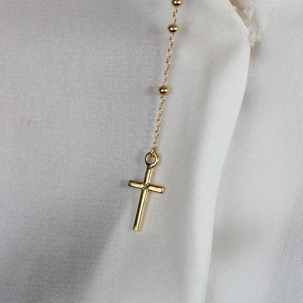 Collar rosario en oro amarillo de 18 quilates con varios motivos esféricos, una cruz y la virgen de la milagrosa.