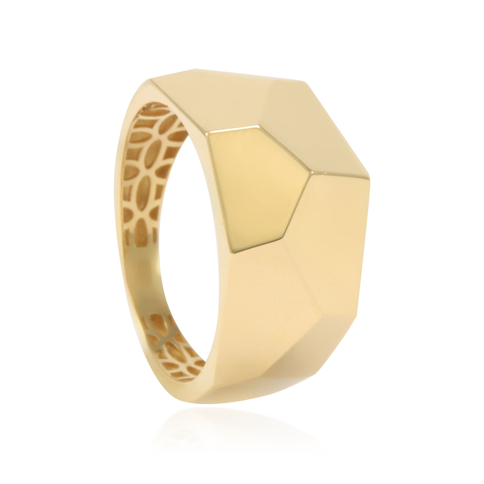 Sortija realizada en oro amarillo de 18 quilates con facetado poligonal. El anillo mide 10,1mm en su lado más ancho.