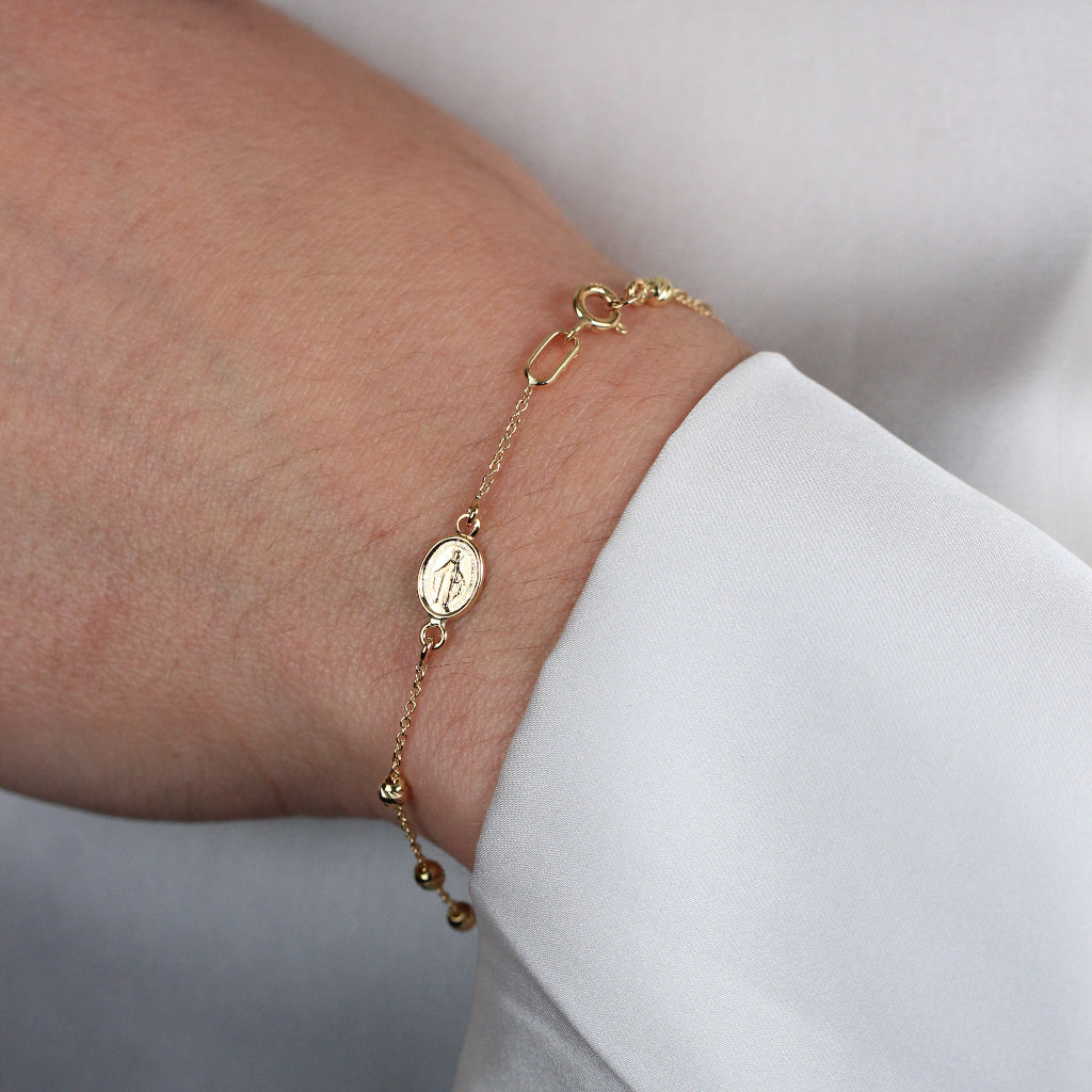 Rosario realizado en oro amarillo de 18 quilates con la Virgen Milagrosa