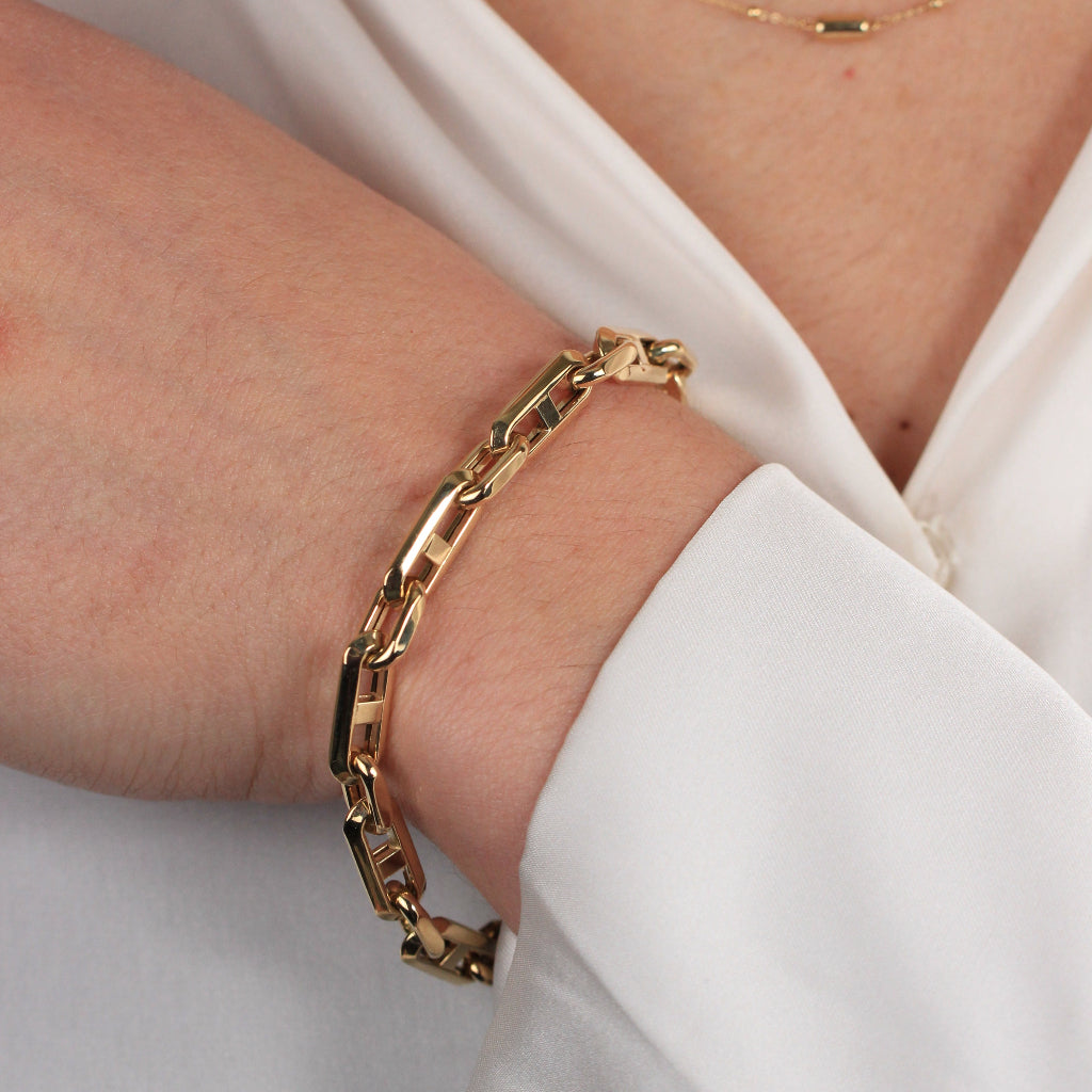 Pulsera cadena de ancla realizada en oro amarillo de 18 quilates