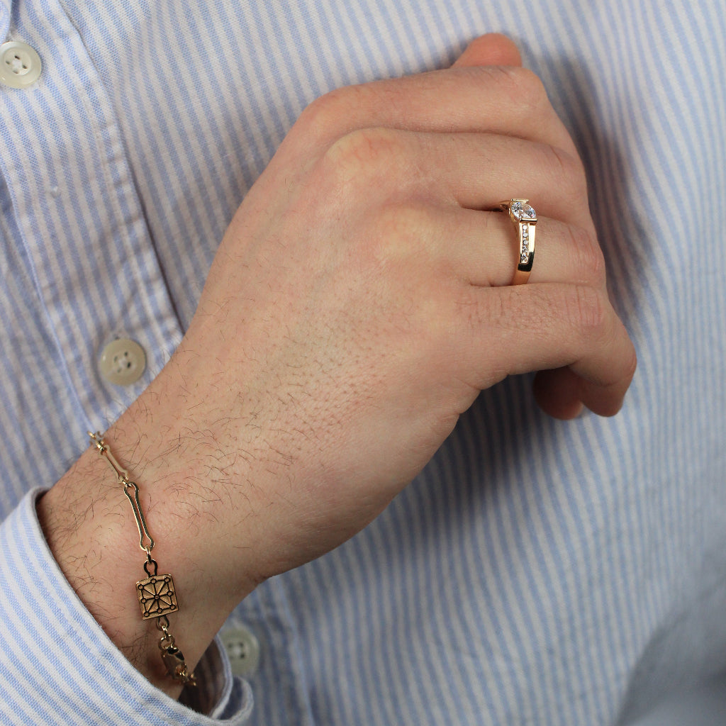 Sortija realizada en oro amarillo de 18 quilates con una circonita y circonitas en los brazos