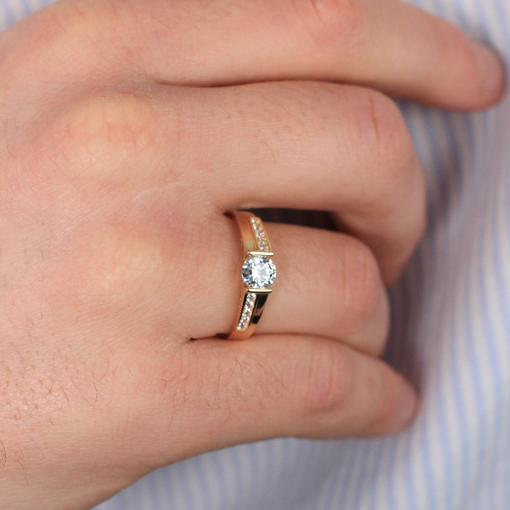 Sortija realizada en oro amarillo de 18 quilates con una circonita y circonitas en los brazos.