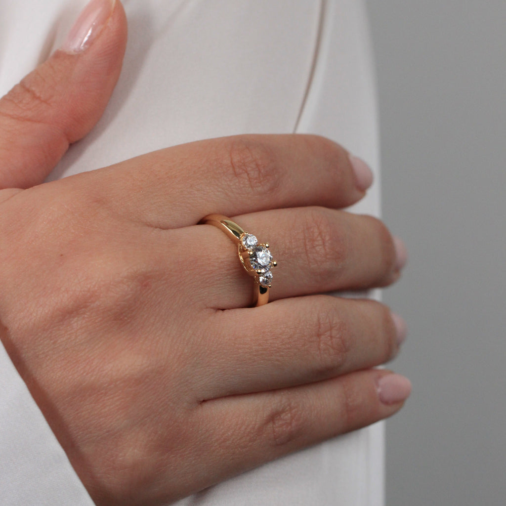 Sortija realizada en oro amarillo de 18 quilates con tres circonitas incoloras.