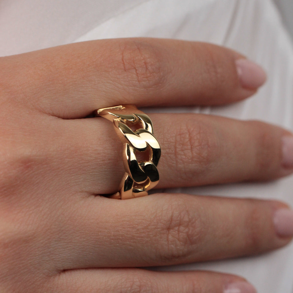 Sortija realizada en oro amarillo de 18 quilates con motivos entrelazados estilo cubano.