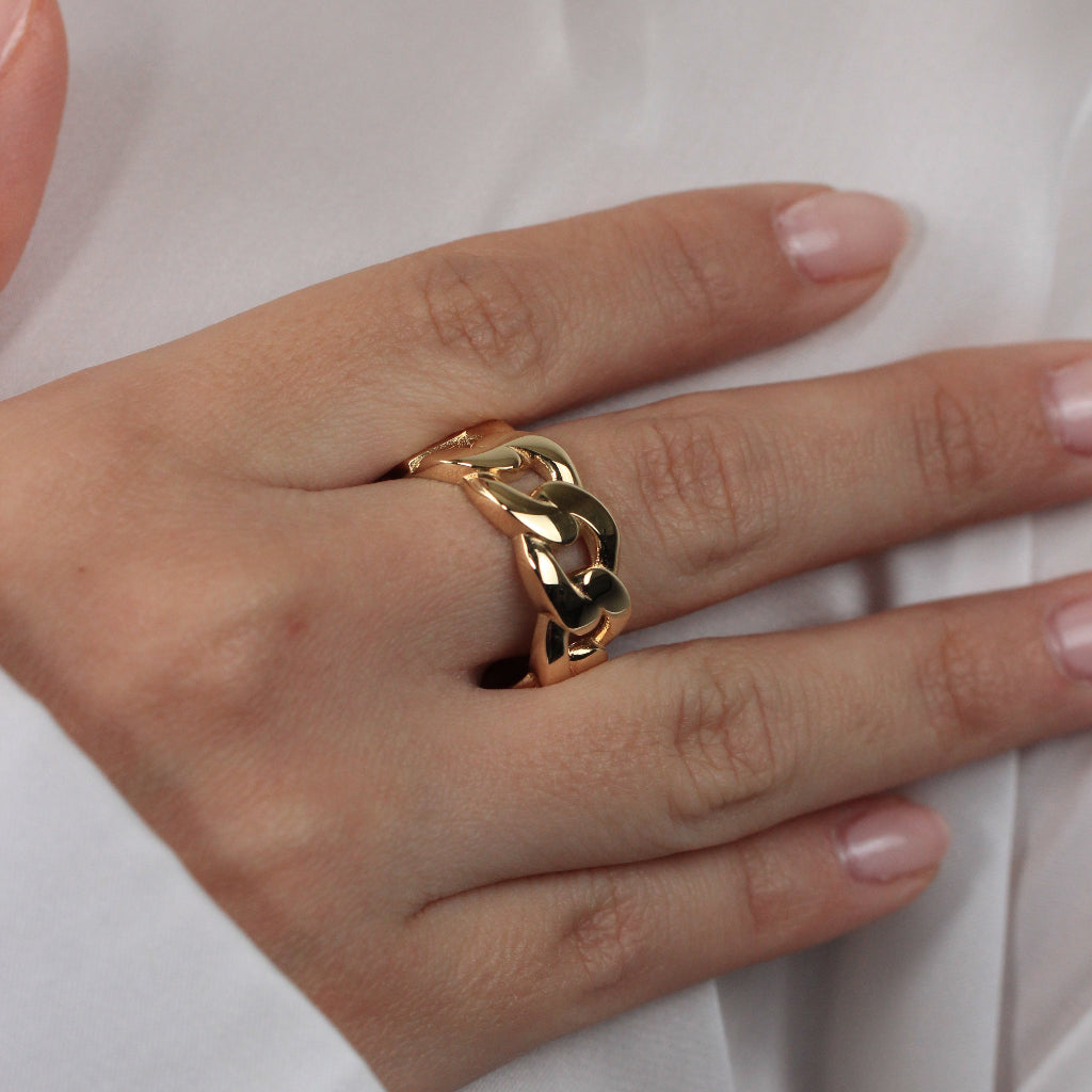 Sortija realizada en oro amarillo de 18 quilates con motivos entrelazados estilo cubano.