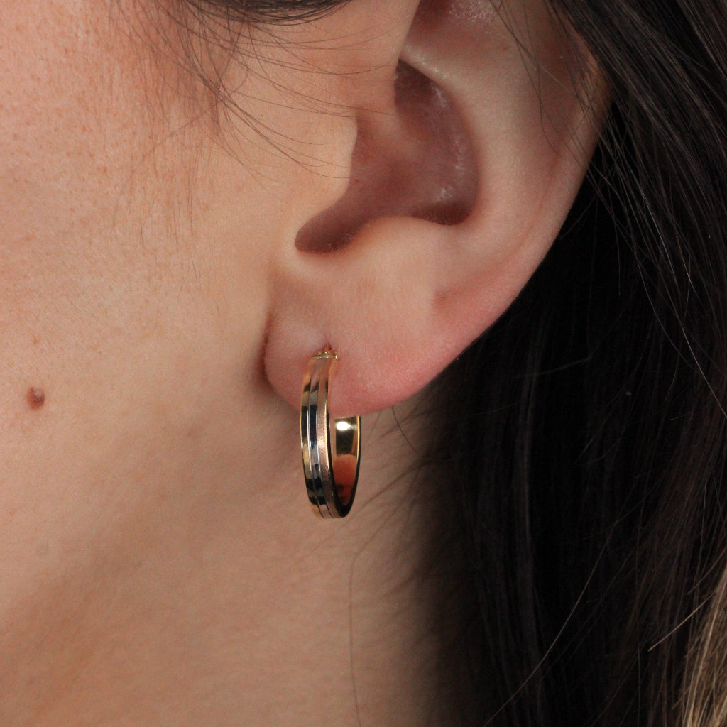 Pendientes de aro en oro blanco, rosa y amarillo de 18 quilates con forma aplanada.