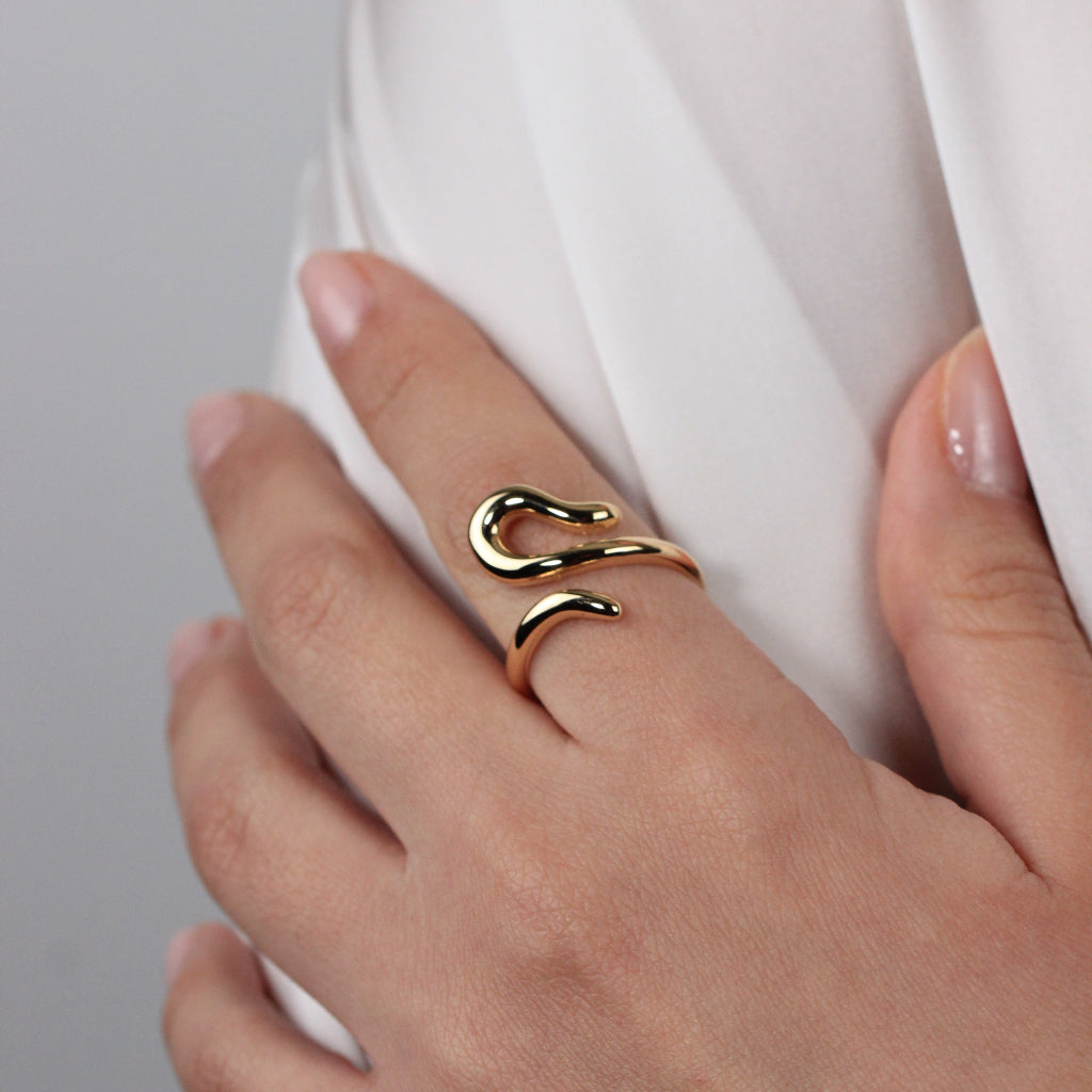 Sortija realizada en oro amarillo de 18 quilates en forma de serpiente