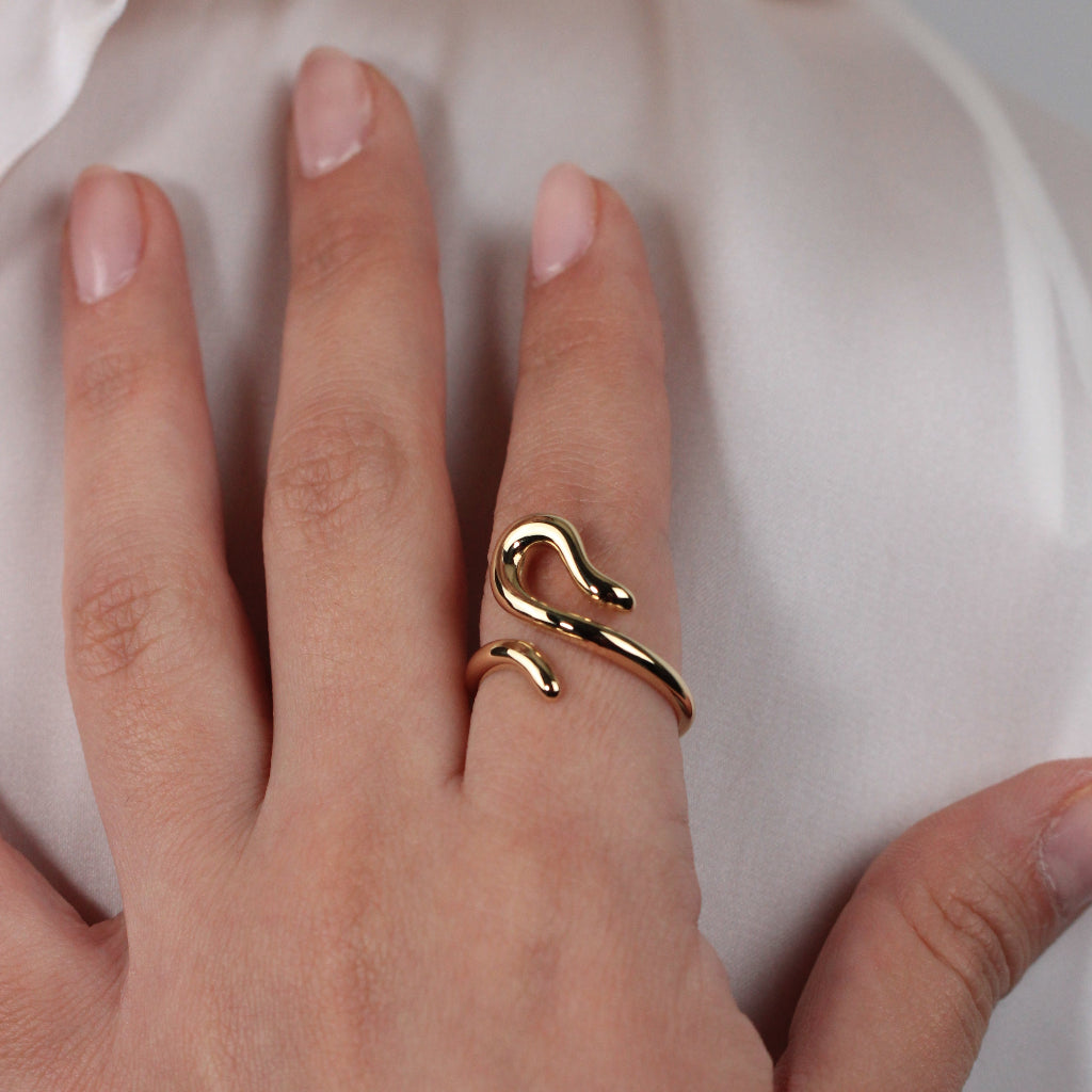 Sortija realizada en oro amarillo de 18 quilates en forma de serpiente.