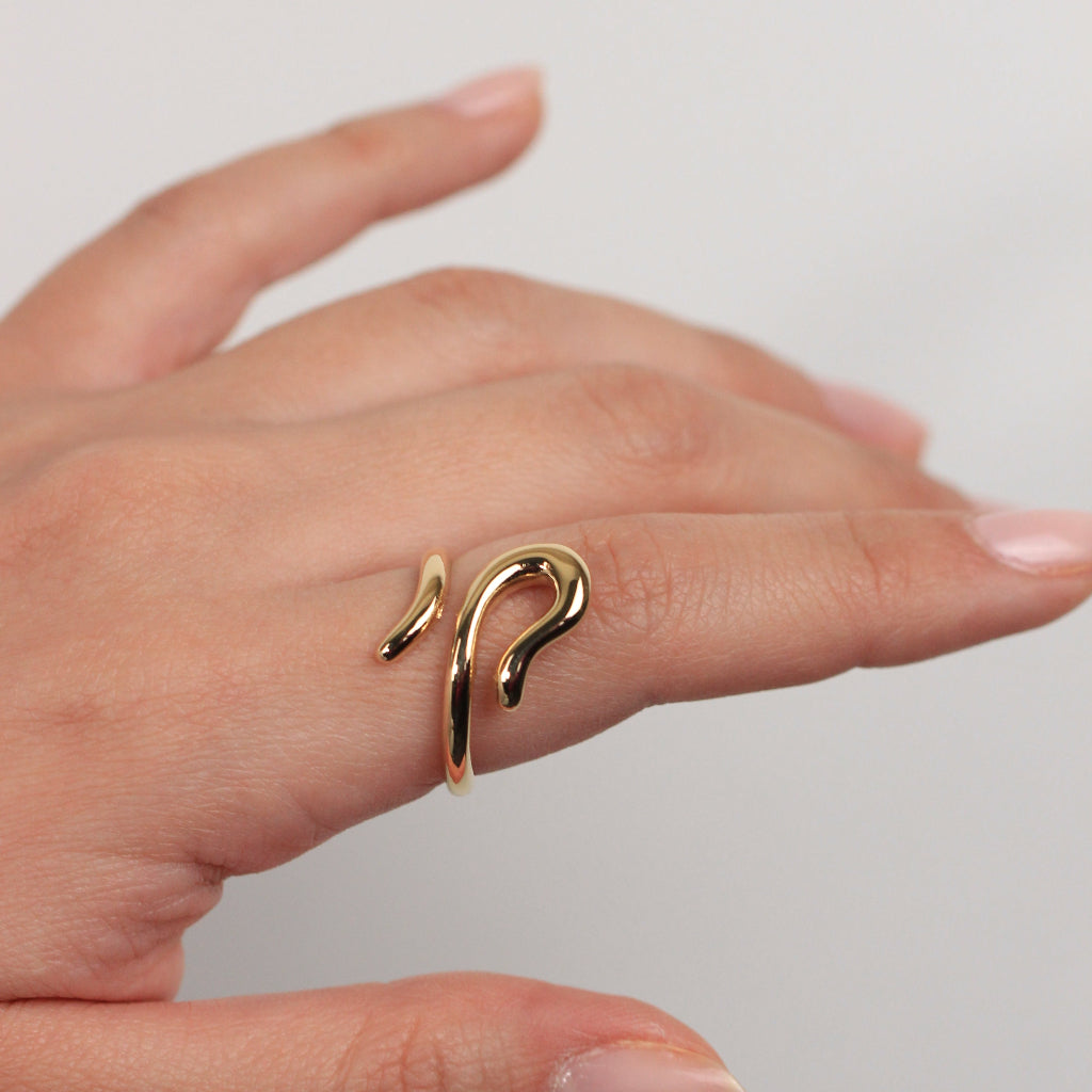 Sortija realizada en oro amarillo de 18 quilates en forma de serpiente.