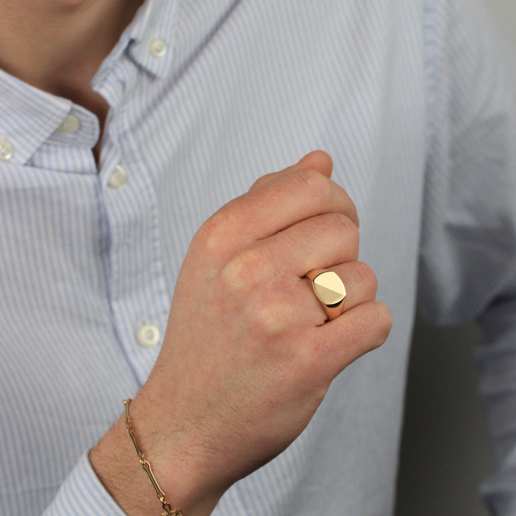 Sello cuadrado con esquinas suavizadas realizado en oro amarillo de 18k liso y mate.