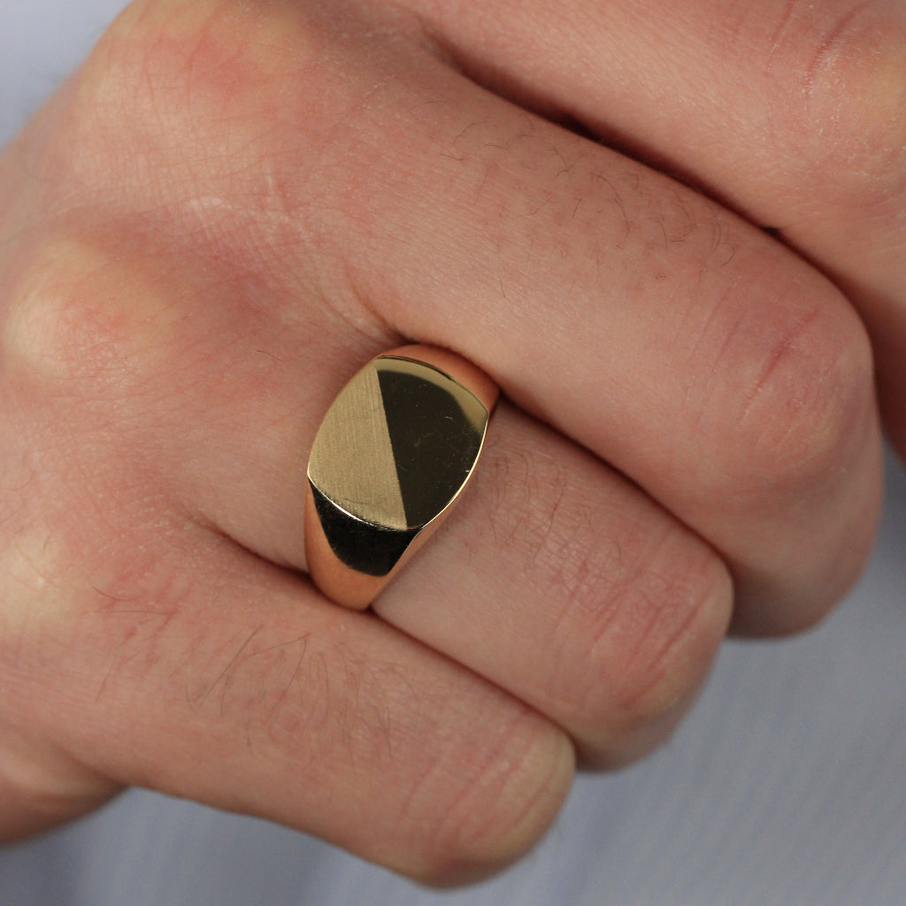 Sello cuadrado con esquinas suavizadas realizado en oro amarillo de 18k liso y mate.