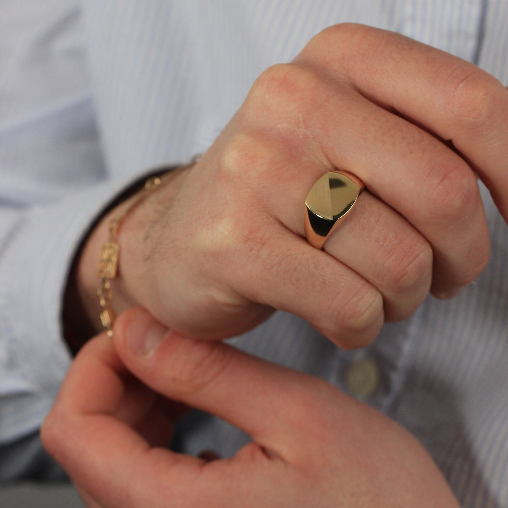 Sello cuadrado con esquinas suavizadas realizado en oro amarillo de 18k liso y mate.