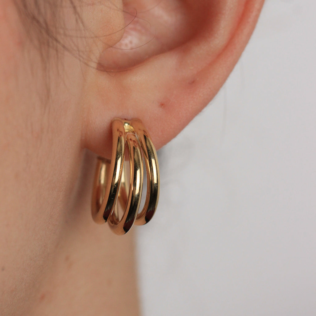 Pendientes de aro en oro amarillo de 18 quilates con tres brazos separados.