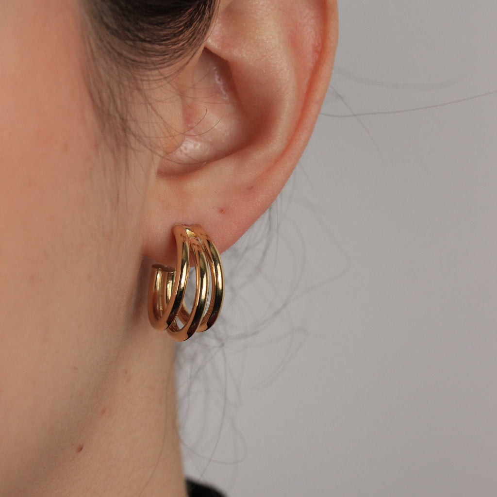 Pendientes de aro en oro amarillo de 18 quilates con tres brazos separados.