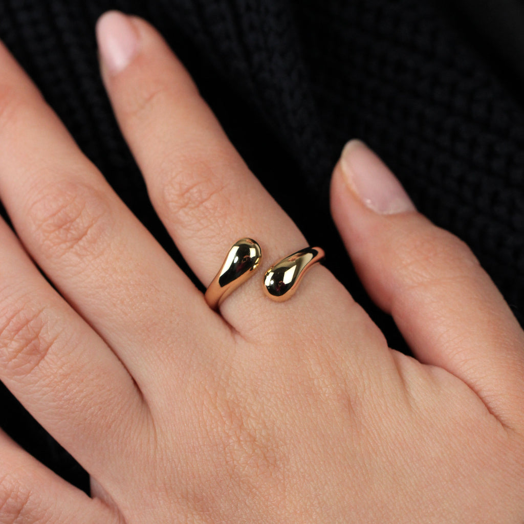 Sortija realizada en oro amarillo de 18 quilates con motivos de gotas.