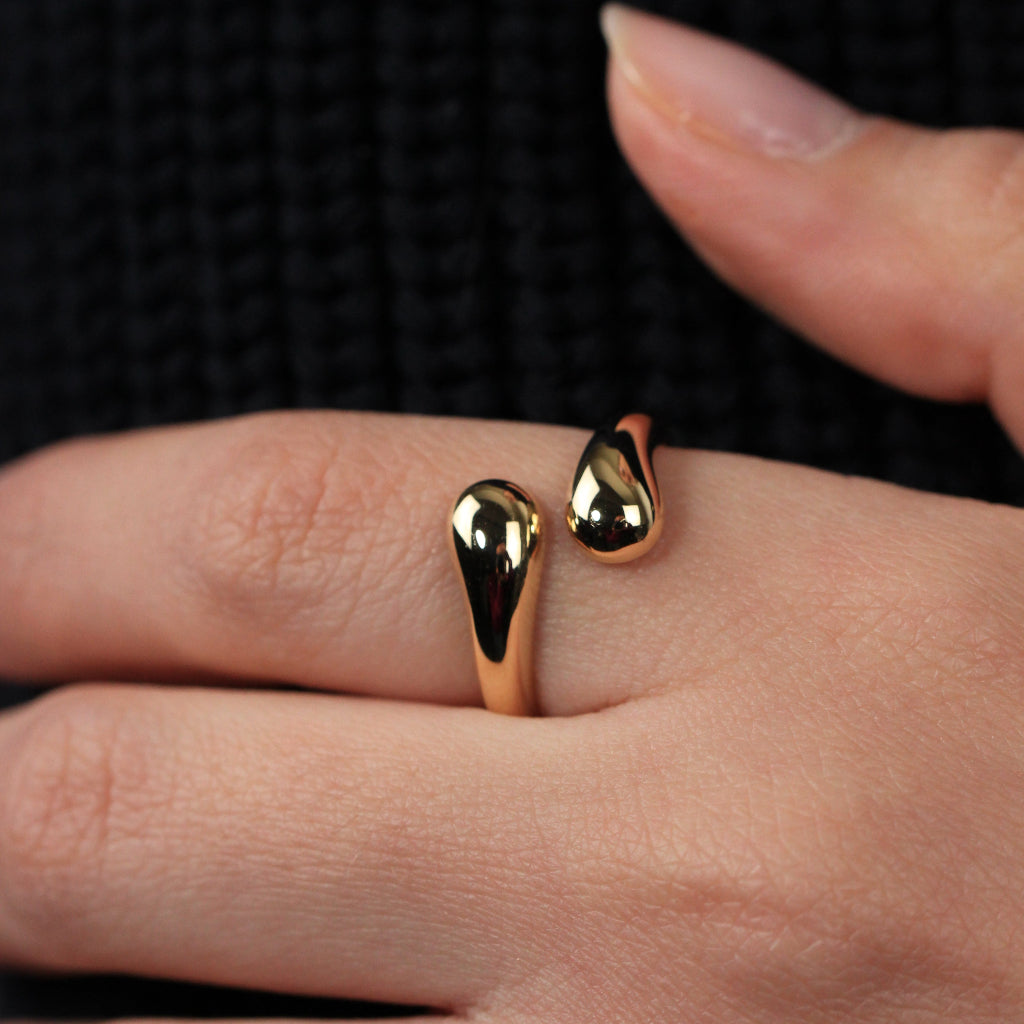 Sortija realizada en oro amarillo de 18 quilates con motivos de gotas.