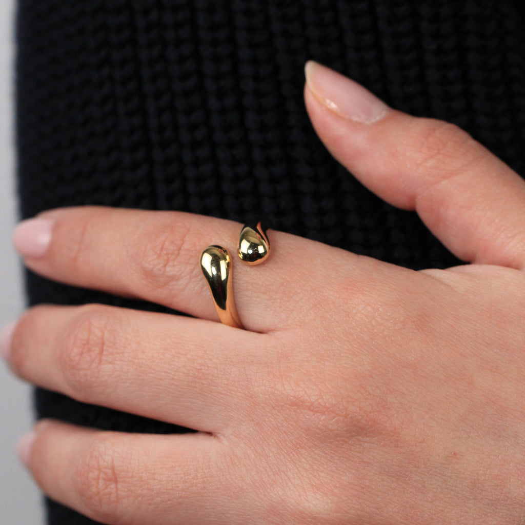 Sortija realizada en oro amarillo de 18 quilates con motivos de gotas.