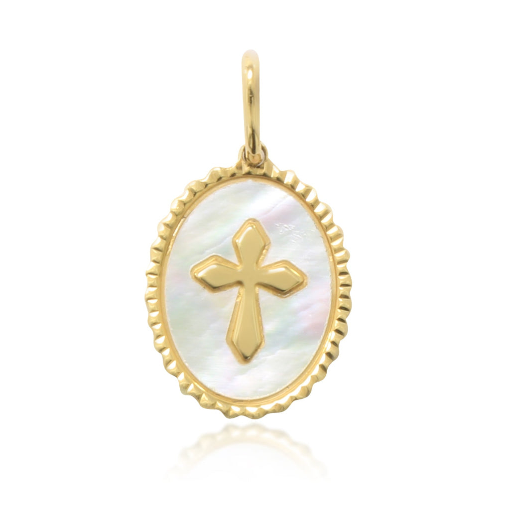 Medalla ovalada con cruz realizada en oro amarillo de 18 quilates y nácar.