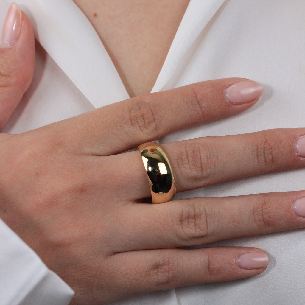 Sortija realizada en oro amarillo de 18 quilates con estilo abombado.