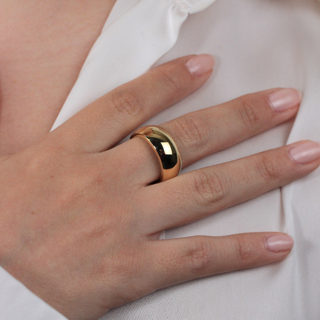 Sortija realizada en oro amarillo de 18 quilates con estilo abombado.