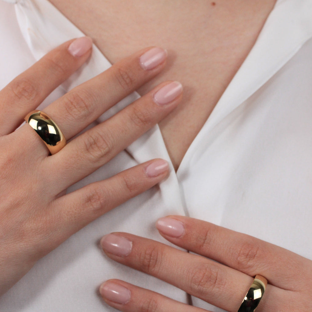 Sortija realizada en oro amarillo de 18 quilates con estilo abombado.