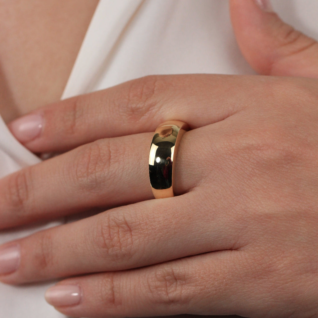 Sortija realizada en oro amarillo de 18 quilates.