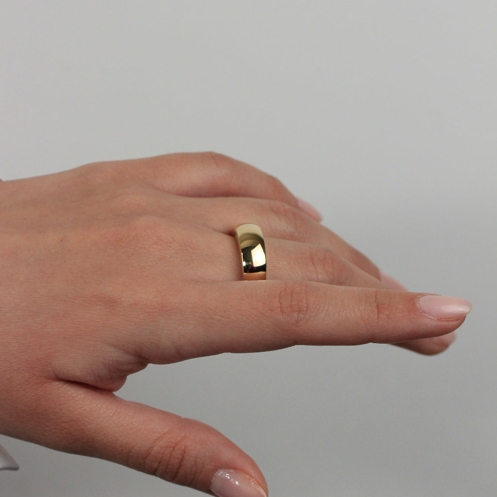 Sortija realizada en oro amarillo de 18 quilates.