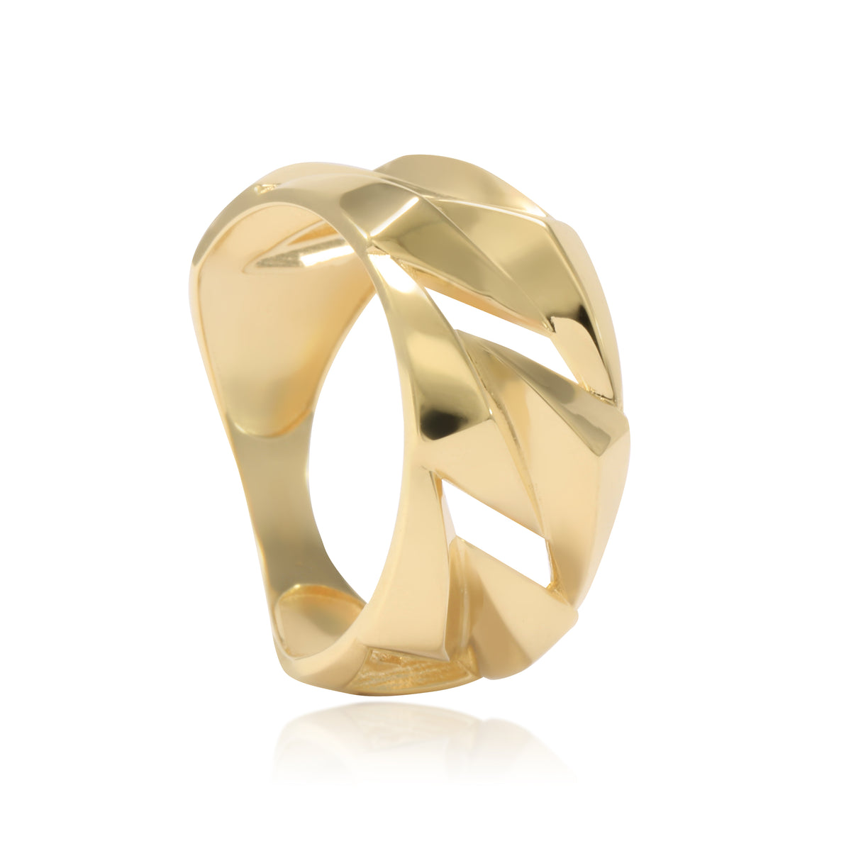 Sortija realizada en oro amarillo de 18 quilates con un diseño poligonal en relieve con huecos. El ancho del anillo es de 10mm.