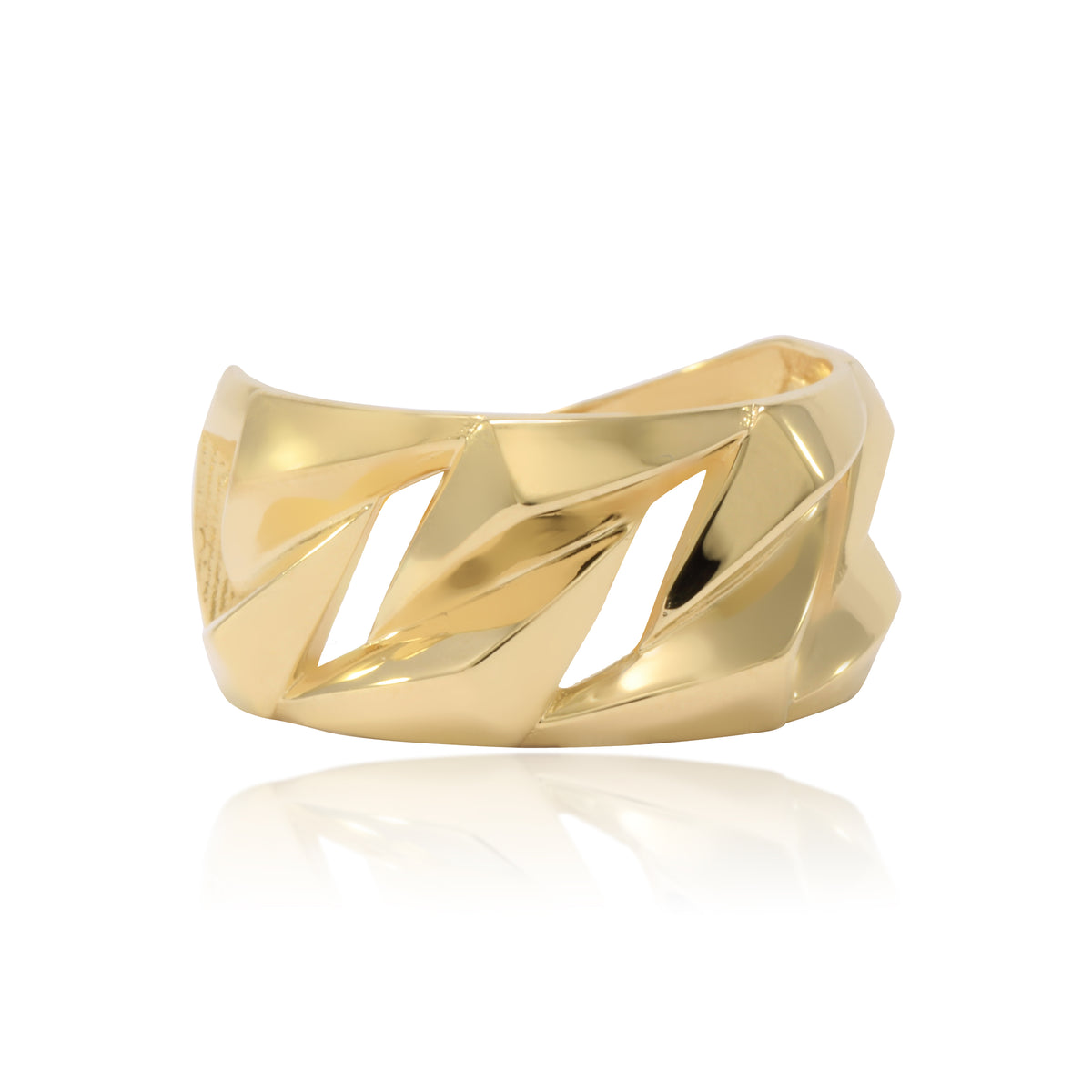 Sortija realizada en oro amarillo de 18 quilates con un diseño poligonal en relieve con huecos. El ancho del anillo es de 10mm.