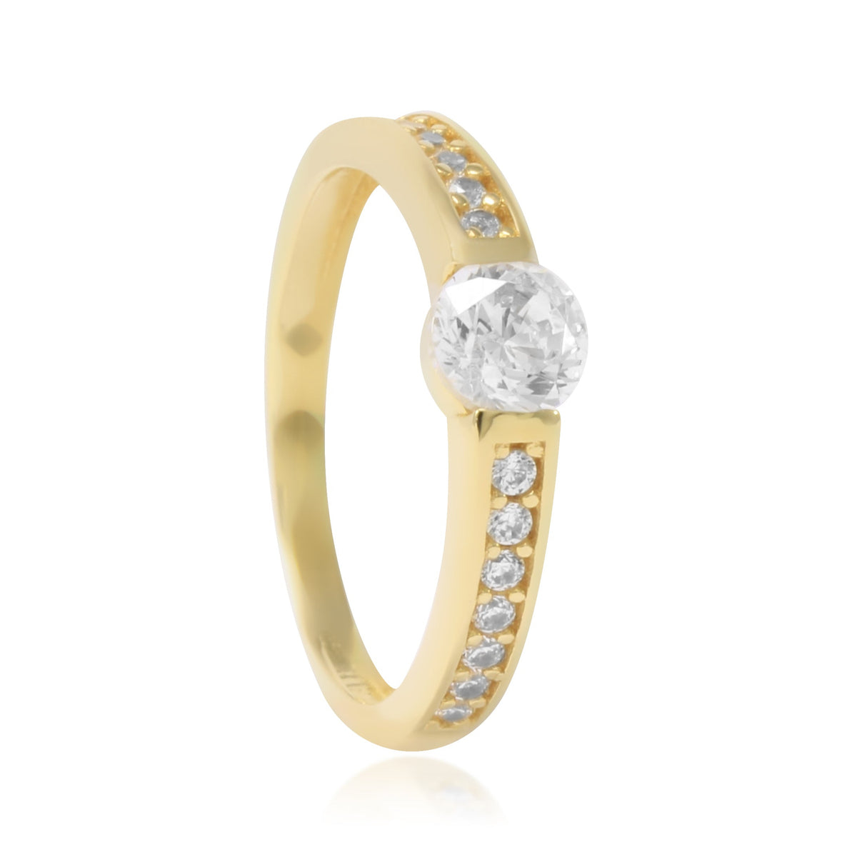 Sortija realizada en oro amarillo de 18 quilates con un solitario de circonita y circonitas en los brazos.