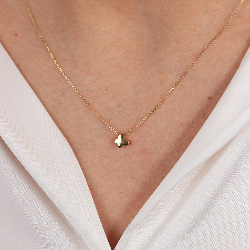 Gargantilla en oro amarillo de 18 quilates con un colgante de mariposa.