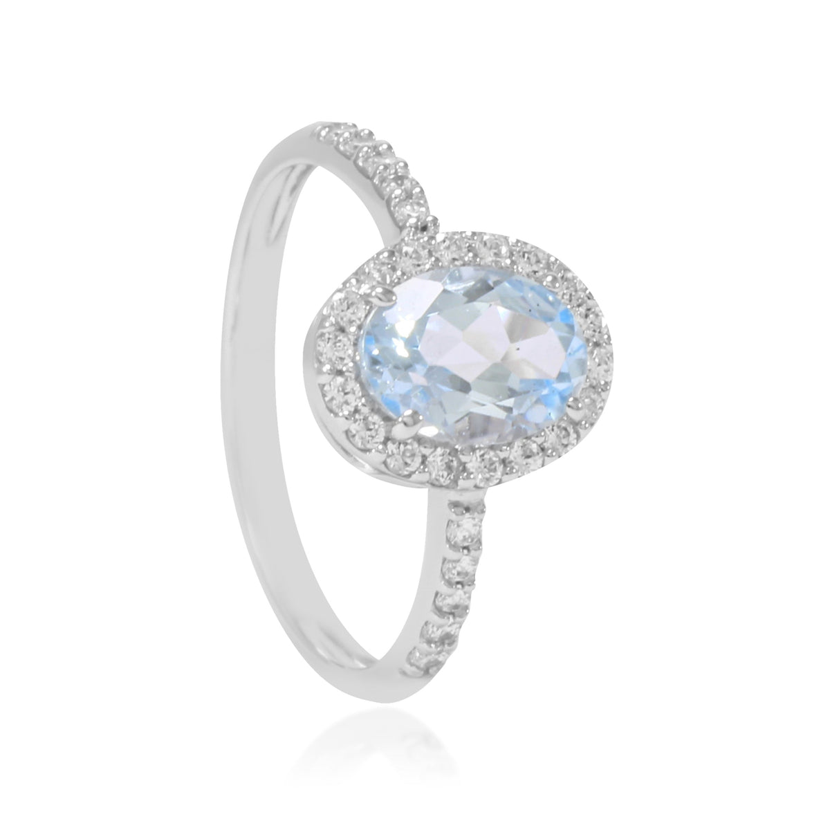 Sortija realizada en oro blanco de 18 quilates con una aguamarina central, orla de circonitas y circonitas en el brazo.