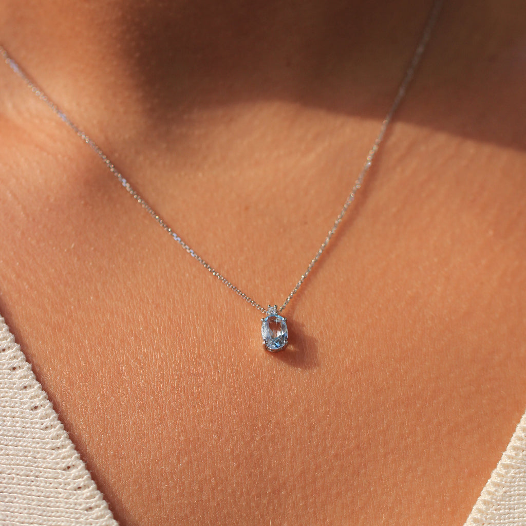 Collar de oro blanco de 18k con un topacio azul