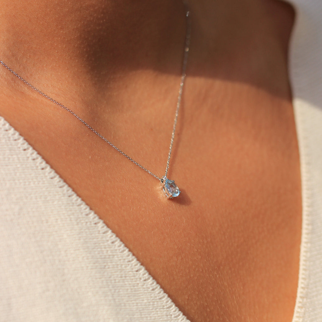 Collar de oro blanco de 18k con un topacio azul