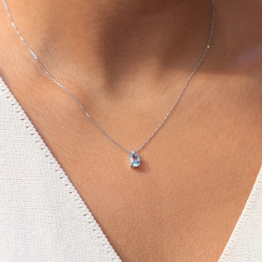 Collar de oro blanco de 18k con un topacio azul