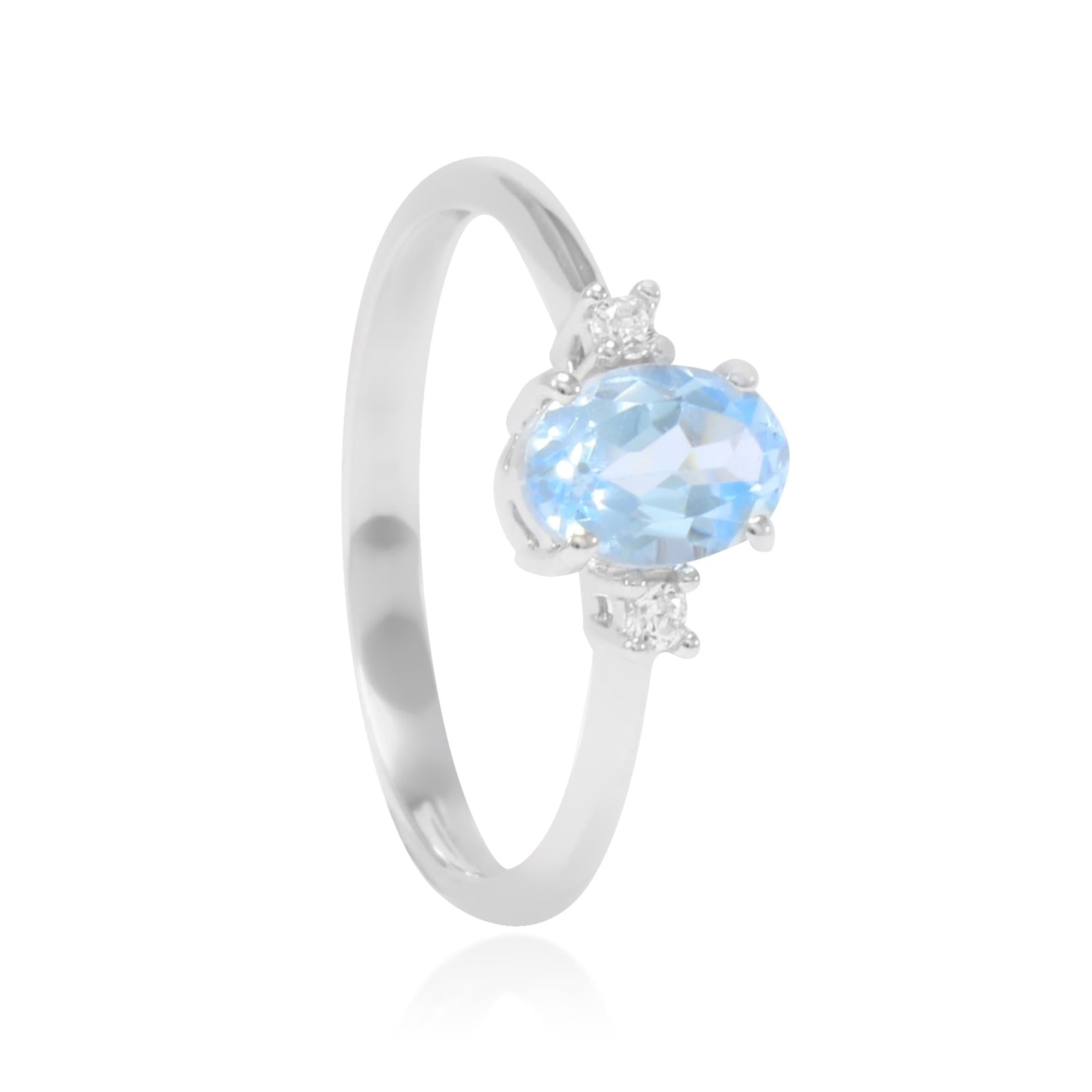 Sortija realizada en oro blanco de 18 quilates con un topacio azul central y dos circonitas.