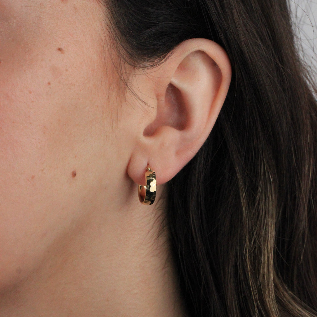 Pendientes de aro en oro amarillo de 18 quilates facetados hexagonalmente.