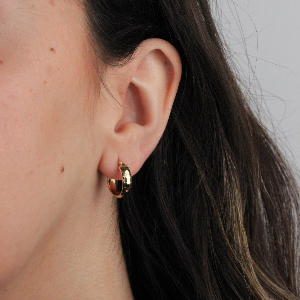 Pendientes de aro en oro amarillo de 18 quilates facetados hexagonalmente.