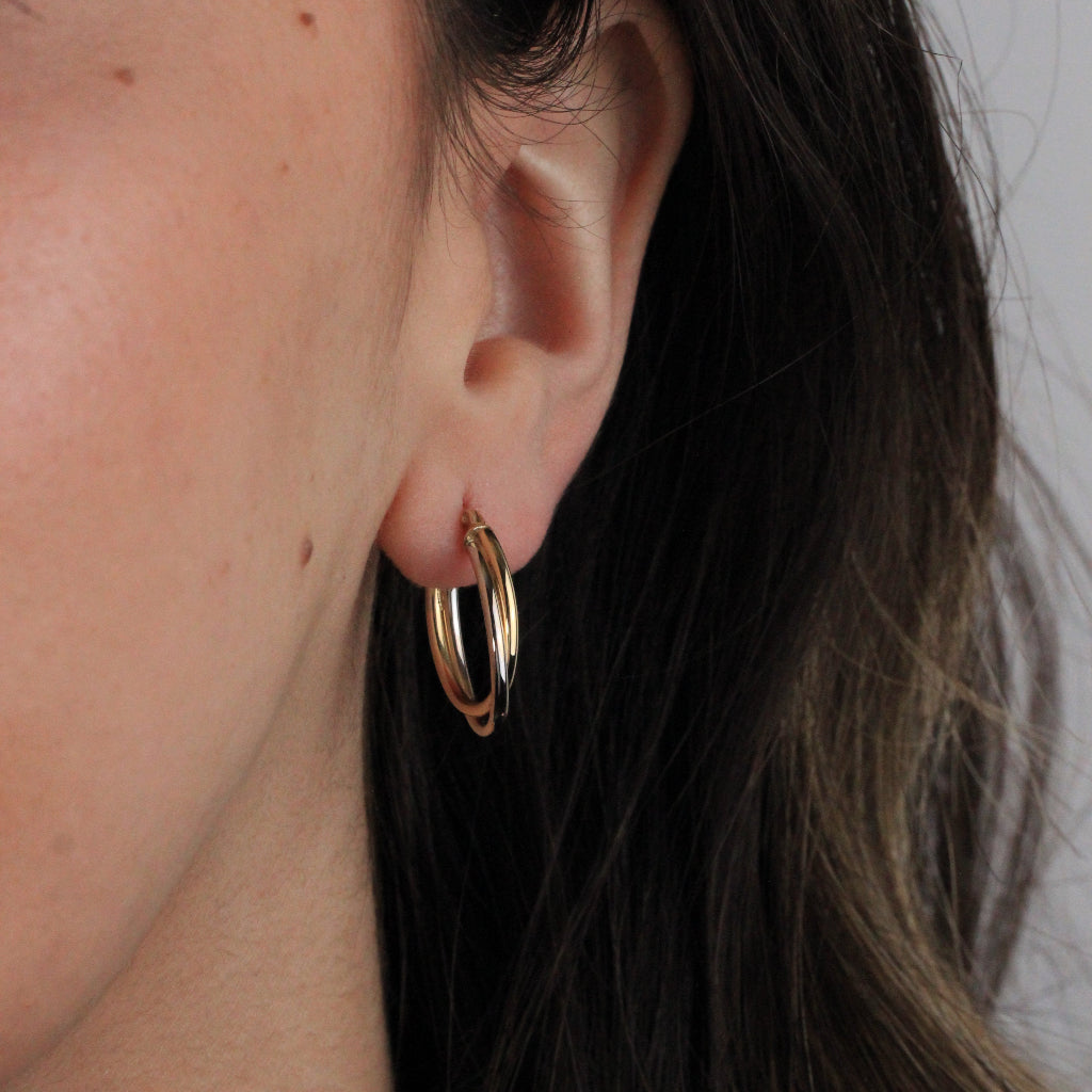 Pendientes de aro en oro blanco y amarillo de 18 quilates. El aro es doble con forma ovalada.