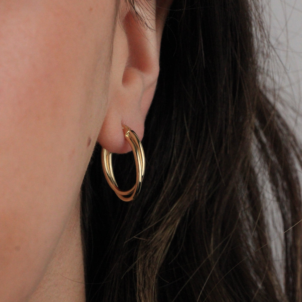 Pendientes de aro en oro amarillo de 18 quilates. El aro es doble con forma ovalada.