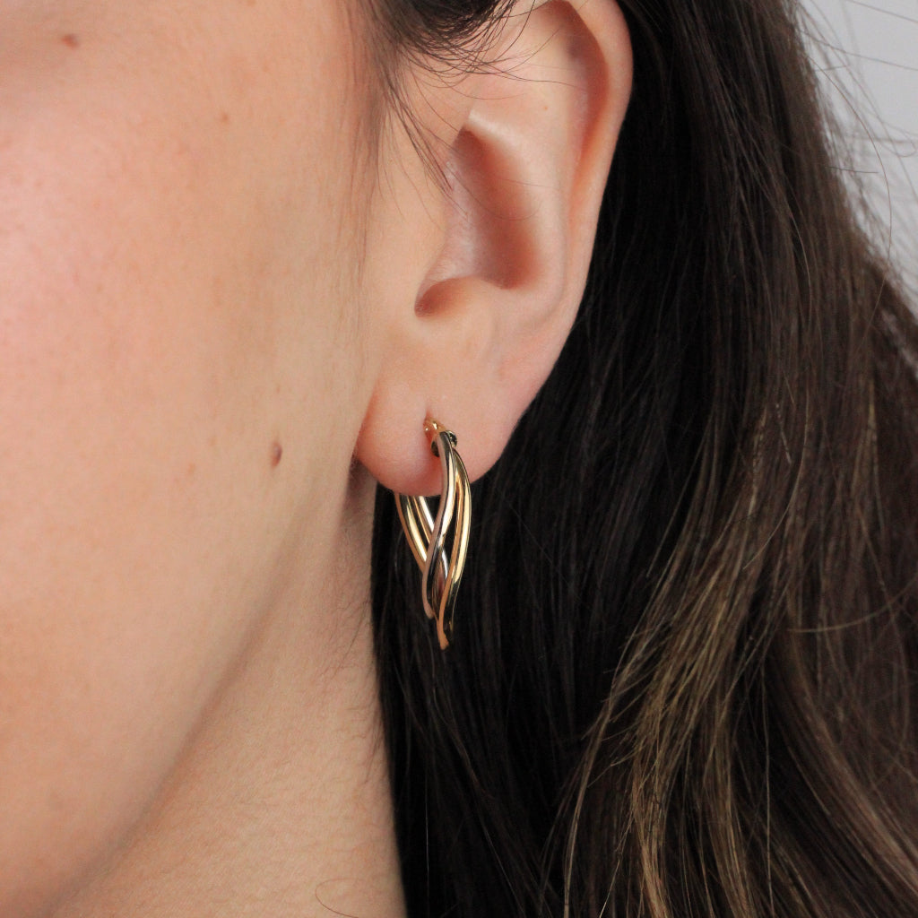 Pendientes de aro en oro blanco y amarillo de 18 quilates. El aro es doble con forma ovalada irregular.