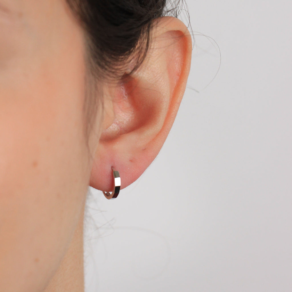 Pendientes de aro en oro blanco de 18 quilates facetados.