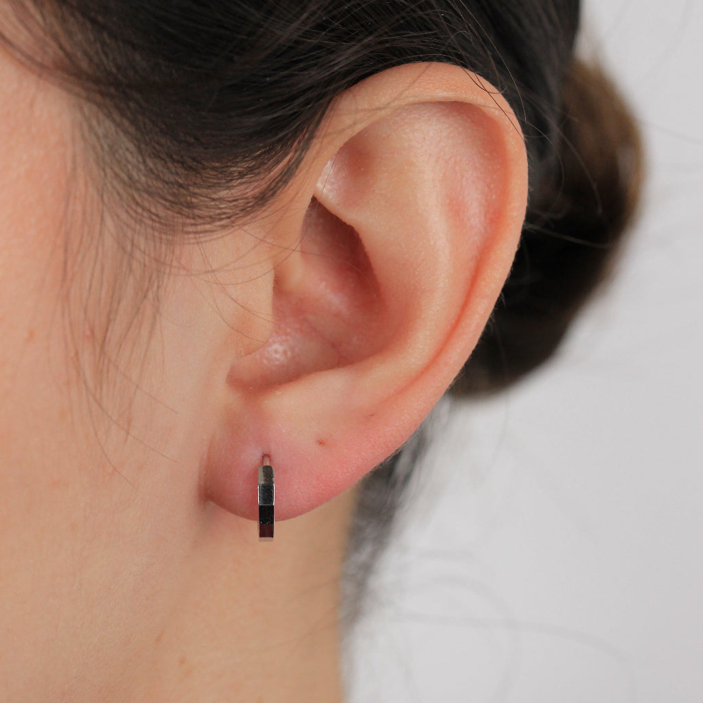 Pendientes de aro en oro blanco de 18 quilates facetados.