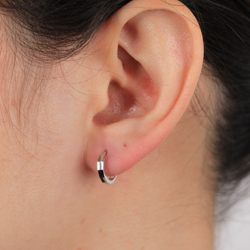 Pendientes de aro en oro blanco de 18 quilates facetados.