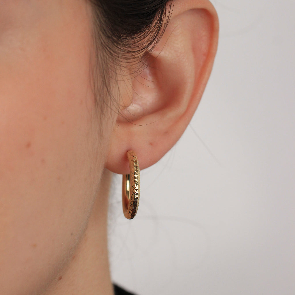 Pendientes de aro en oro amarillo de 18 quilates gruesos facetados.