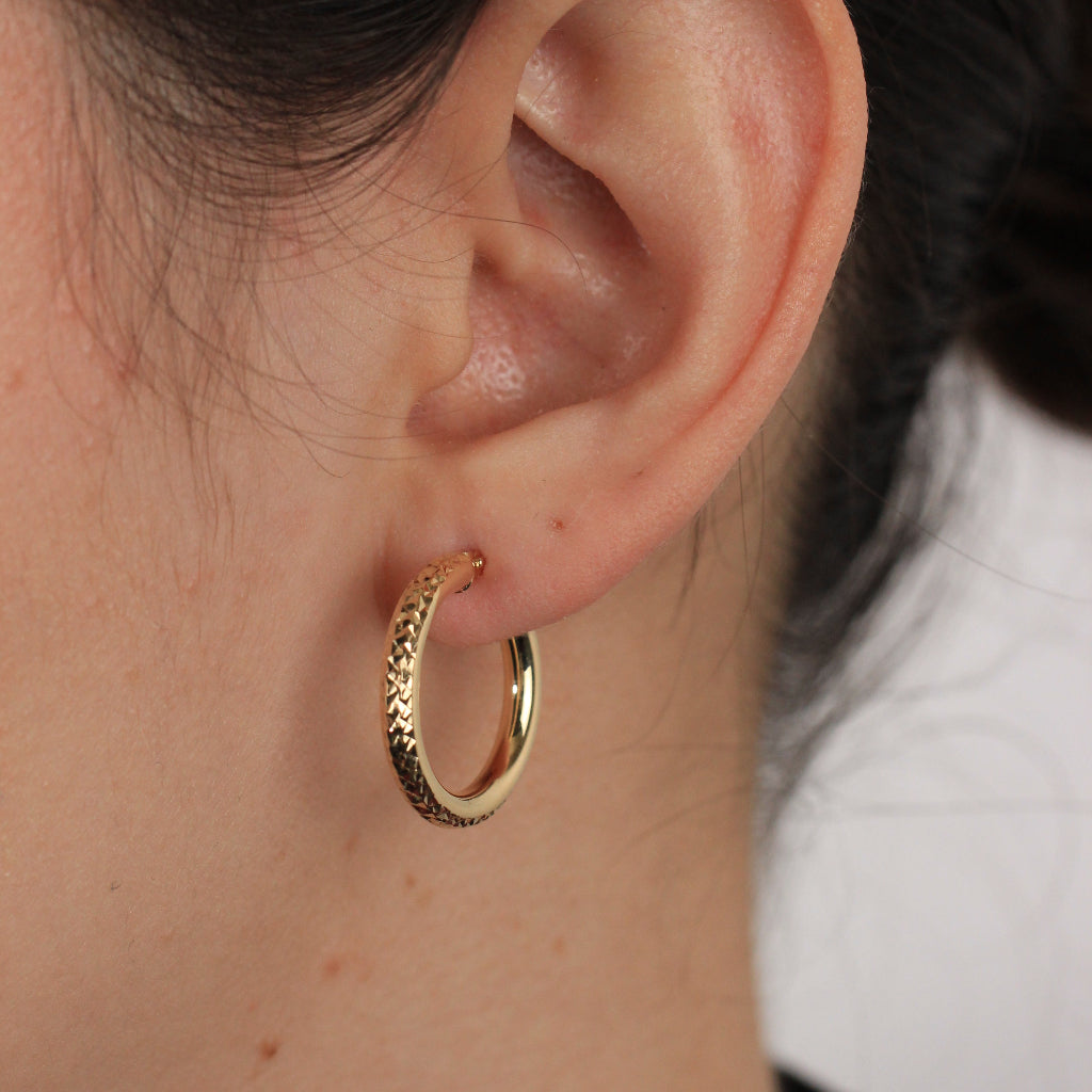 Pendientes de aro en oro amarillo de 18 quilates gruesos facetados.